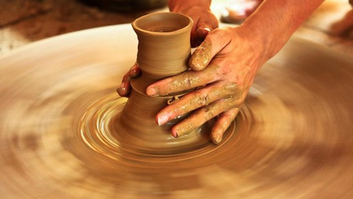 Làm gốm tại làng gốm Thanh Hà