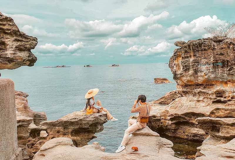 Những mỏm đá tại Dinh Cậu tạo nên một khung cảnh tuyệt đẹp 