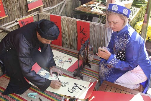 Viết thư pháp ở Hội An