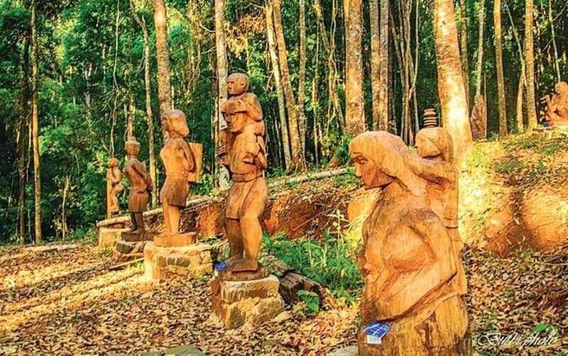 Tham quan khu tượng gỗ tại Thác Pa Sỹ Tham quan khu tượng gỗ tại Thác Pa Sỹ