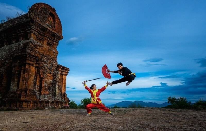 Tháp bánh Ít Xem những màn biểu diễn võ cổ truyền